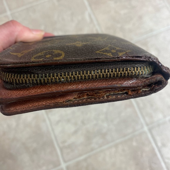 Louis Vuitton authentic bi fold wallet with coin zipper - Picture 5 of 13